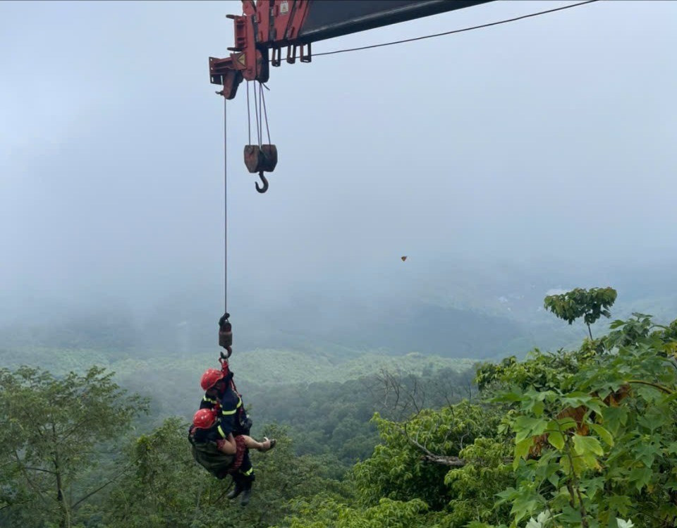 Hàng chục cảnh sát giải cứu hai người đi xe máy lao xuống vực ở Ba Vì- Ảnh 1.