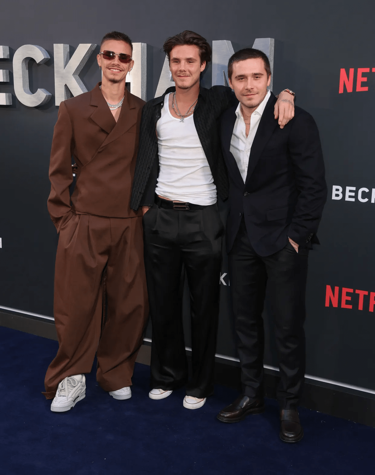 Paparazzi bắt gặp vợ chồng con cả nhà Beckham tay trong tay ở bến tàu, giữa lúc bị 2 em trai Paparazzi bắt gặp vợ chồng con cả nhà Beckham tay trong tay ở bến tàu, giữa lúc bị 2 em trai