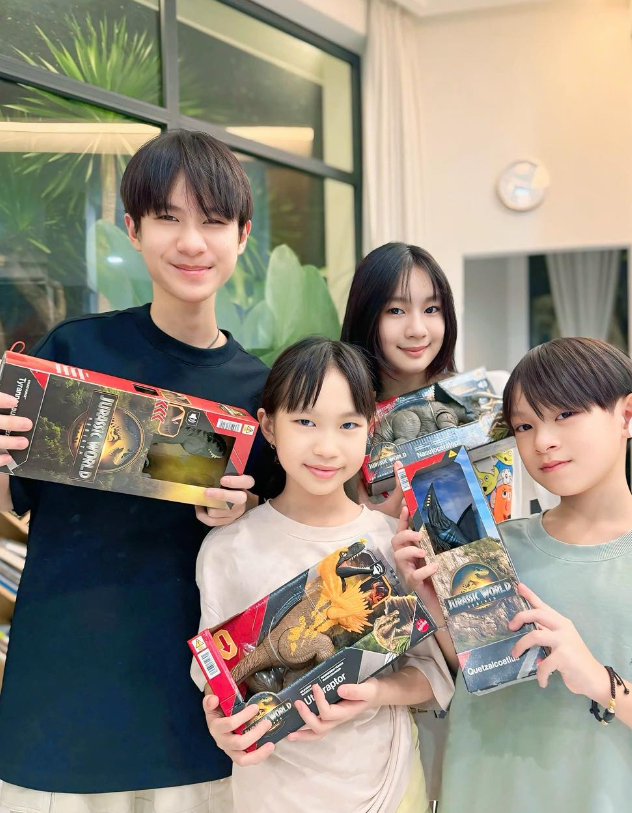Gia đình Lý Hải - Minh Hà ăn mừng sinh nhật 9 tuổi của cậu út Mio, nhưng anh cả Rio mới là nhân vật 