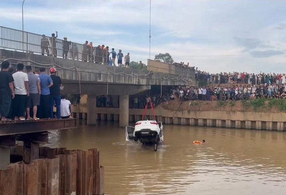 VIDEO: Hiện trường vụ xe ô tô tông 2 xe máy rồi lao xuống sông, tìm kiếm người nghi mất tích- Ảnh 1.