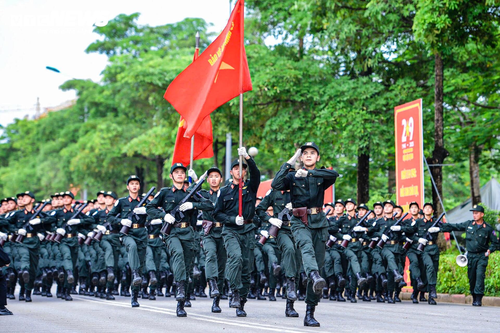 Bước chân thép giữa nắng lửa của nữ đặc nhiệm trước lễ diễu binh 2/9- Ảnh 1.