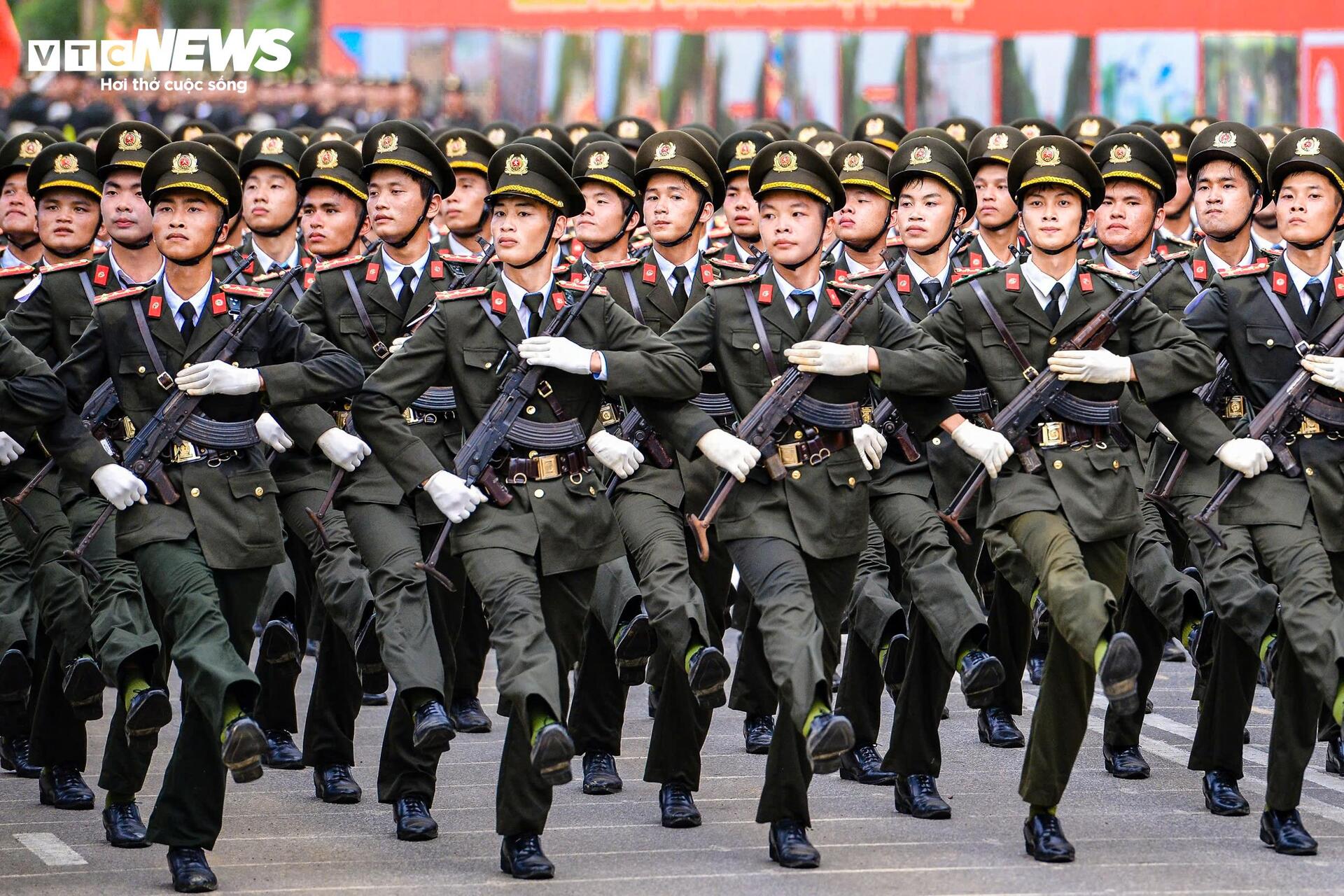 Bước chân thép giữa nắng lửa của nữ đặc nhiệm trước lễ diễu binh 2/9- Ảnh 11.