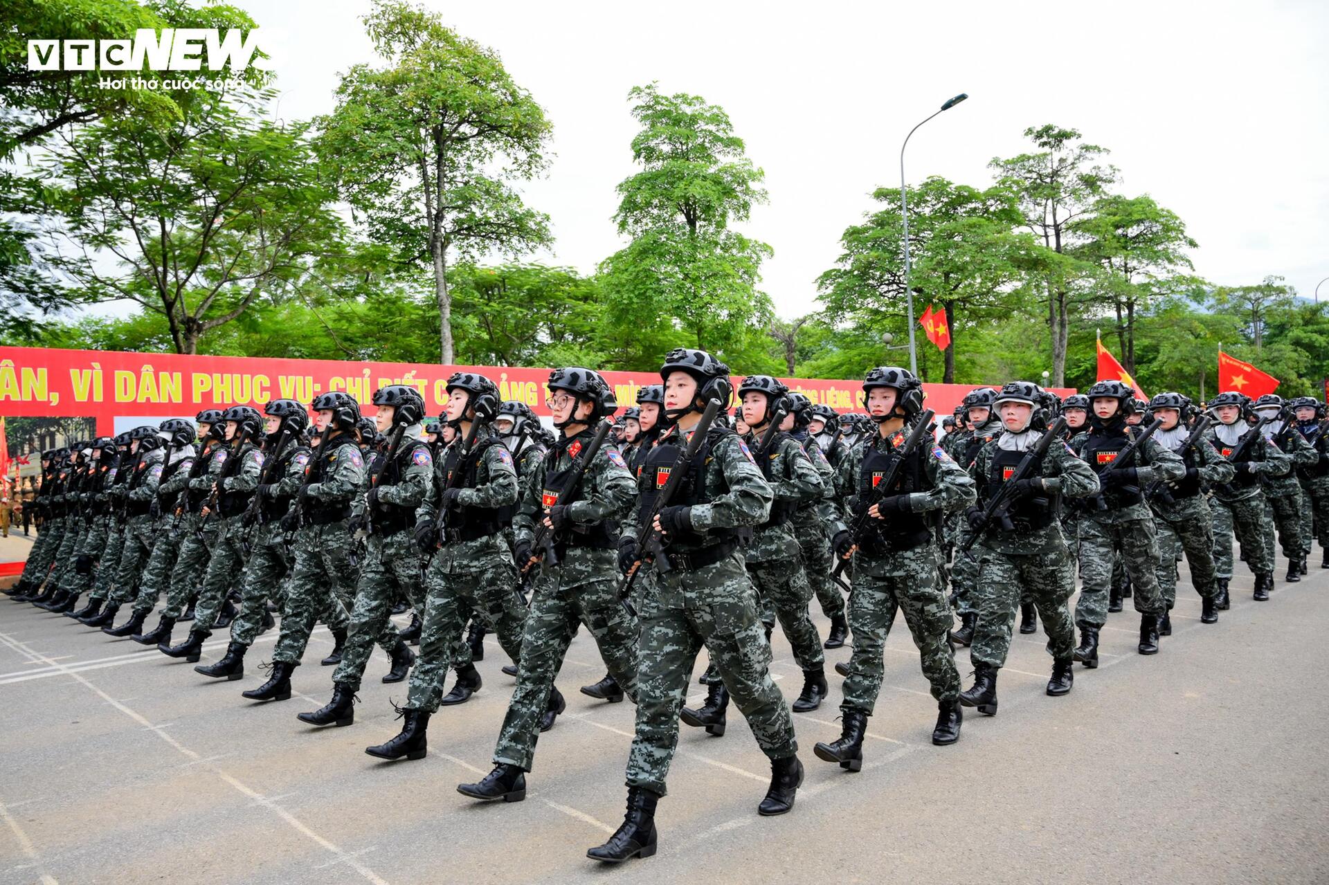 Bước chân thép giữa nắng lửa của nữ đặc nhiệm trước lễ diễu binh 2/9- Ảnh 4.