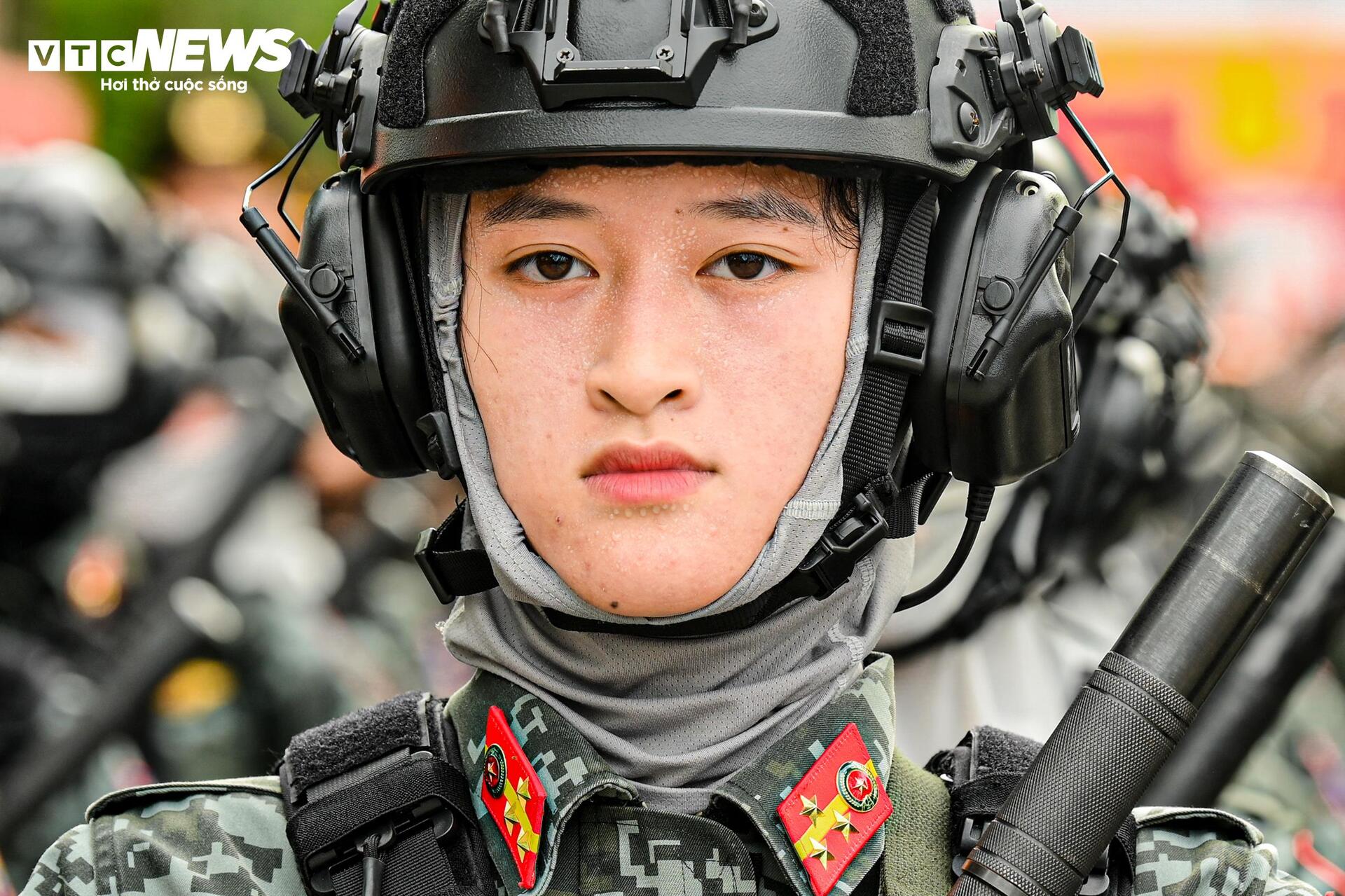 Bước chân thép giữa nắng lửa của nữ đặc nhiệm trước lễ diễu binh 2/9- Ảnh 6.