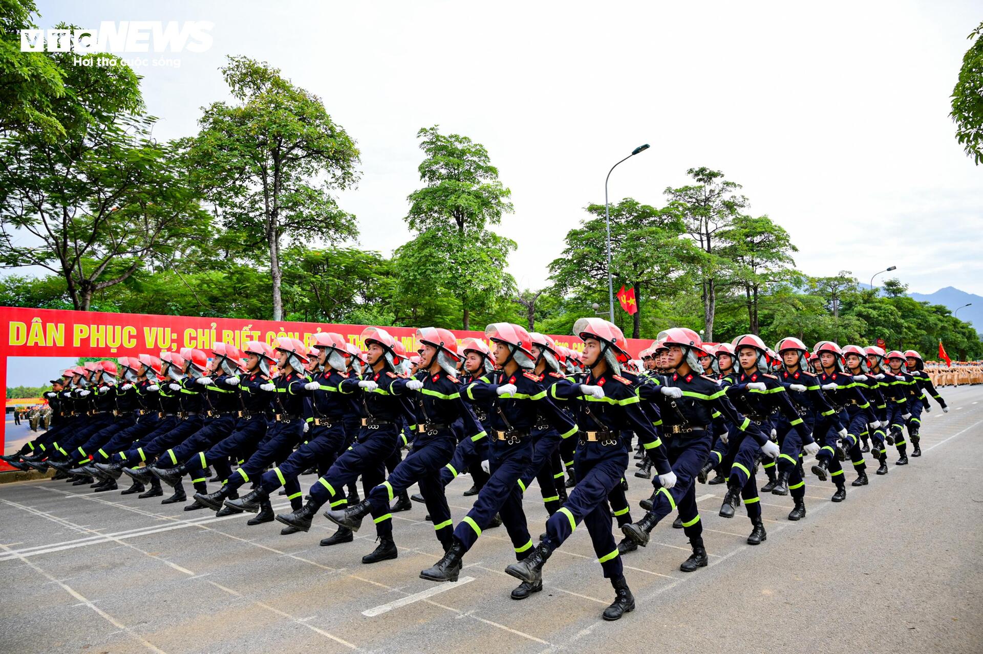 Bước chân thép giữa nắng lửa của nữ đặc nhiệm trước lễ diễu binh 2/9- Ảnh 9.