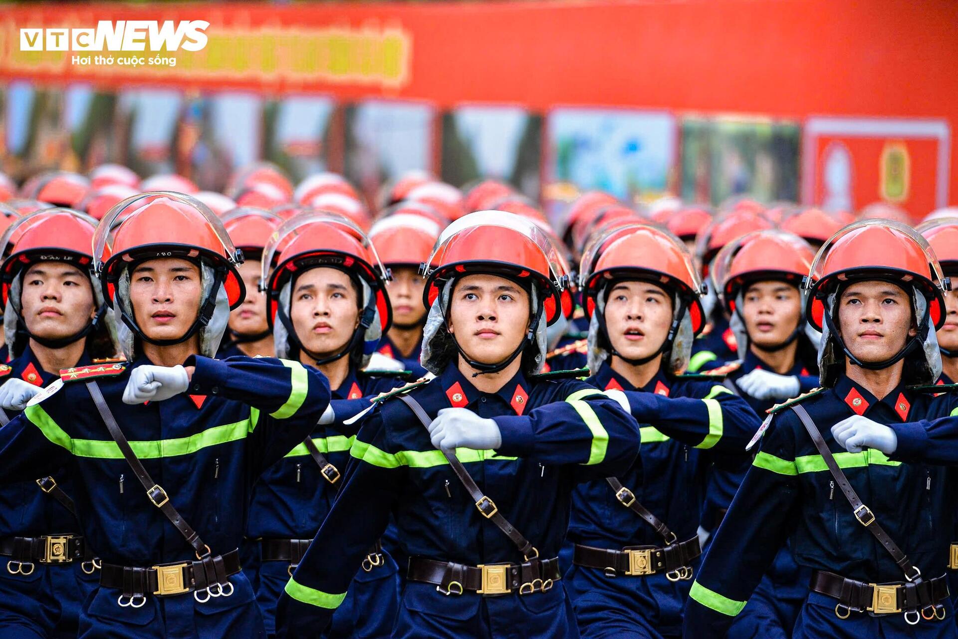 Bước chân thép giữa nắng lửa của nữ đặc nhiệm trước lễ diễu binh 2/9- Ảnh 10.