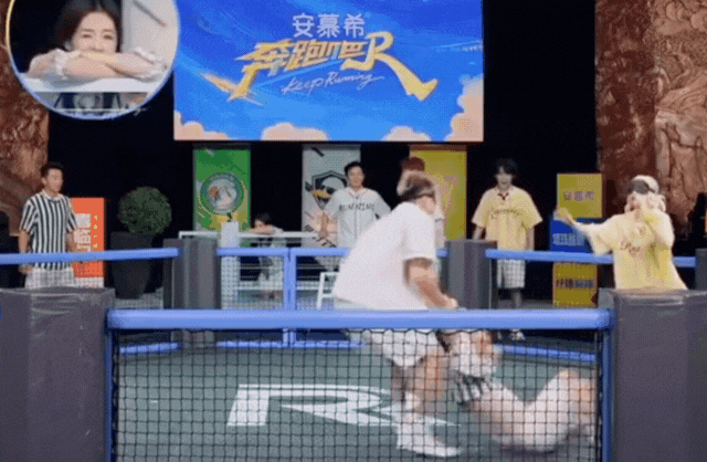 Kinh hãi clip 1 nam ca sĩ 9X bị kéo lê, siết cổ trong show truyền hình- Ảnh 1.