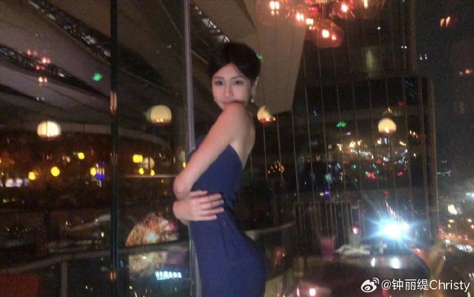 Con gái út của "bom sex Châu Á" Chung Lệ Đề: 15 tuổi cao 1m70, nhan sắc và thần thái như người mẫu chuyên nghiệp- Ảnh 8.