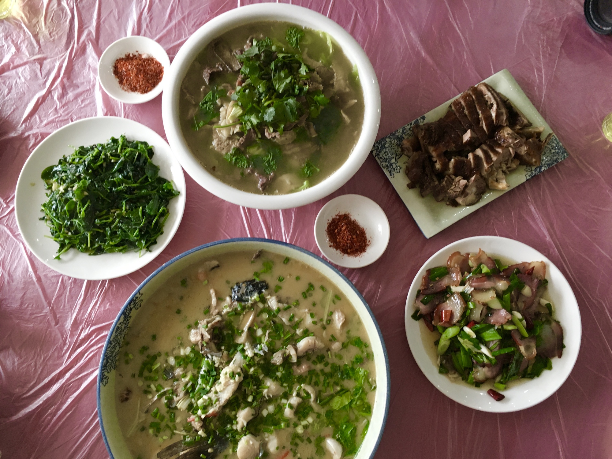 Đi ăn cơm bình dân ở Trung Quốc, khách Việt "ngớ người" khi thấy một thứ phủ trên bàn: "Không ngờ họ lắm chiêu đến vậy"- Ảnh 2.