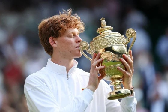 Thắng thuyết phục Alcaraz, Sinner lần đầu 'xưng vương' tại Wimbledon- Ảnh 1.