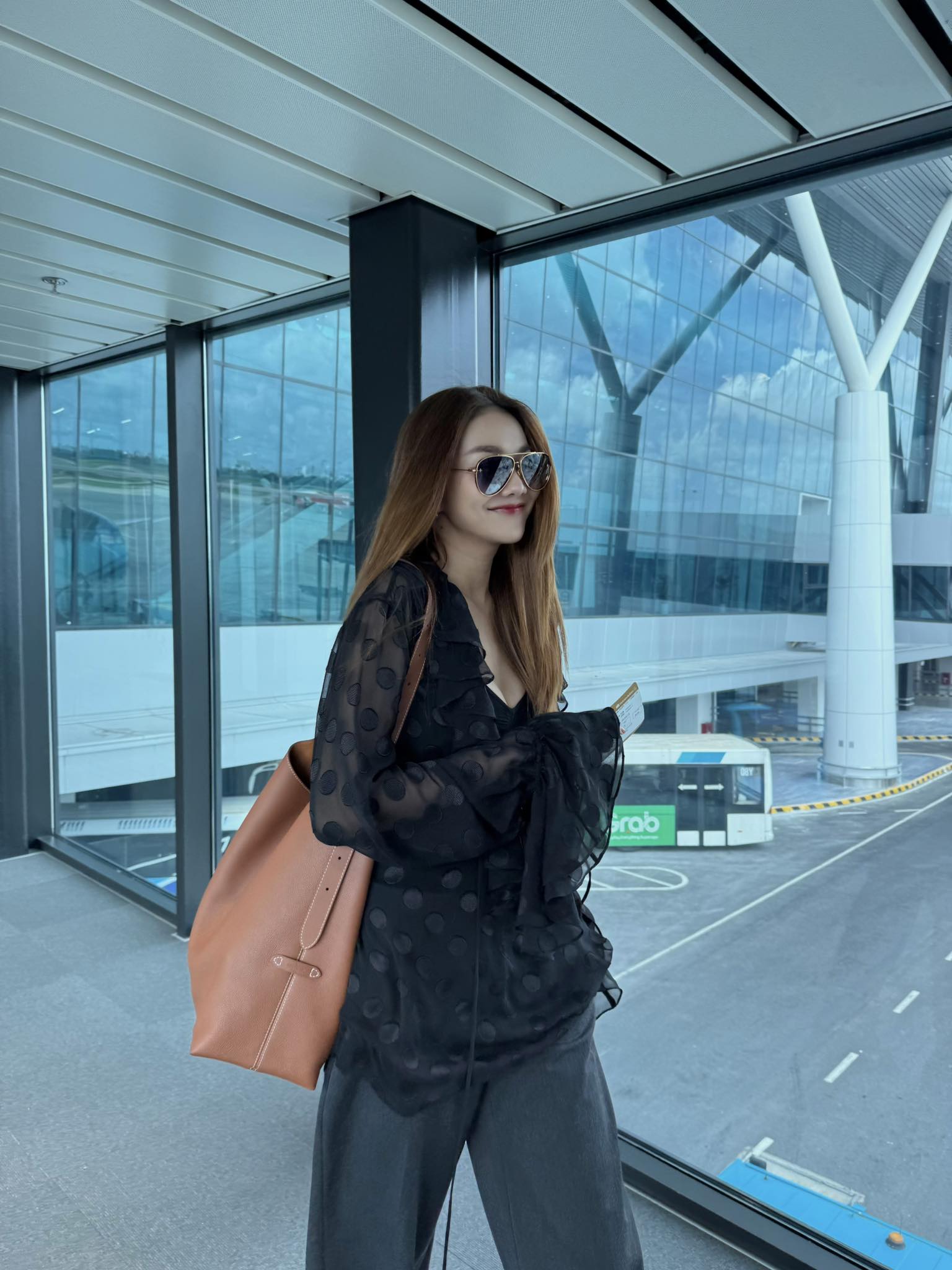 Hóa ra mỹ nhân Việt mặc quần ống rộng cũng sành điệu mãn nhãn, không tham khảo lại thấy day dứt- Ảnh 2.