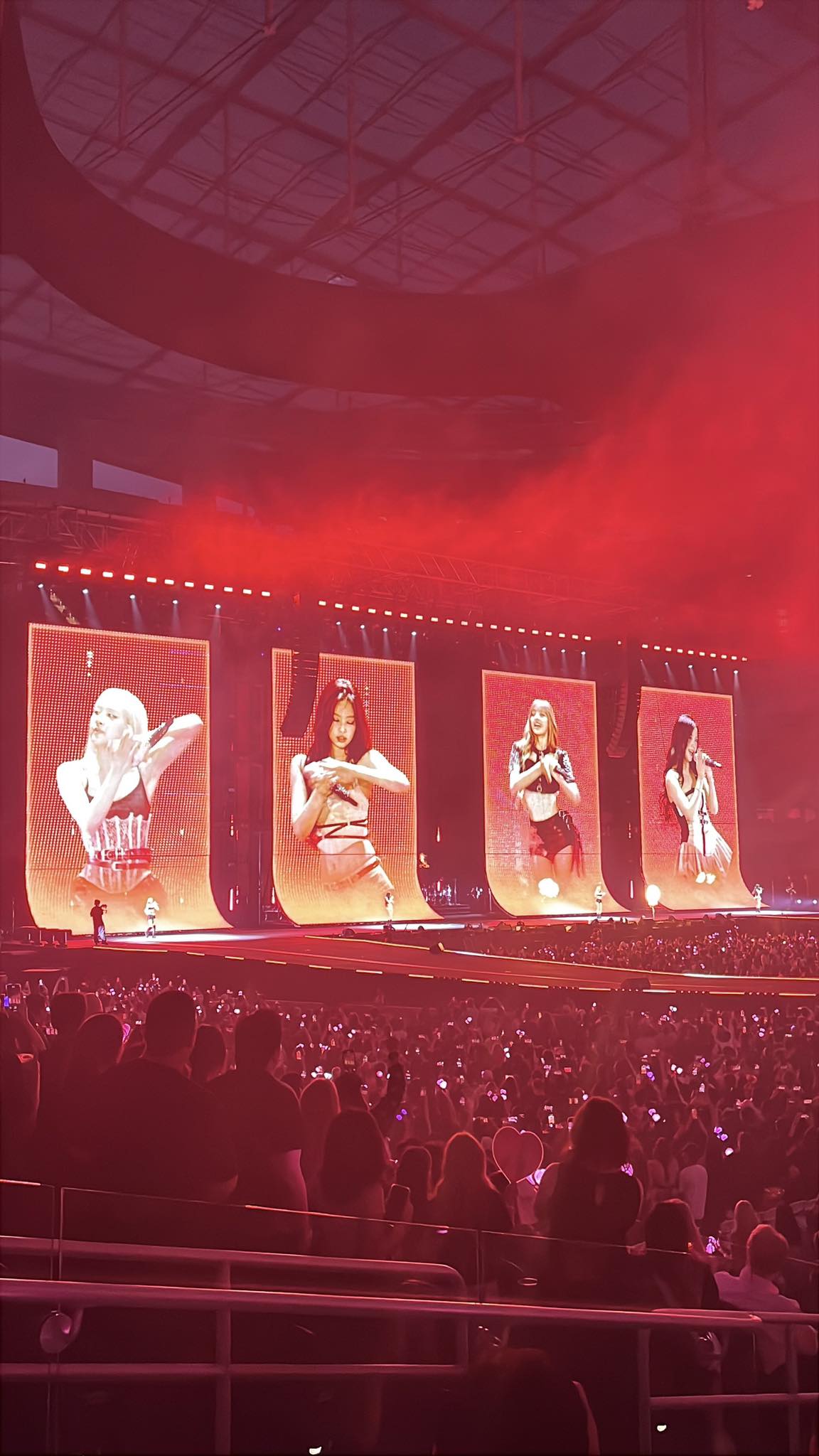 Concert BLACKPINK ở Mỹ bị chê xuống cấp, 1 sự cố khiến Lisa gặp nguy hiểm- Ảnh 10.