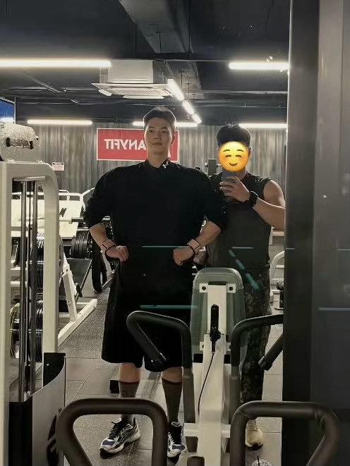 Tài tử Hàn Quốc khoe bờ vai cực 