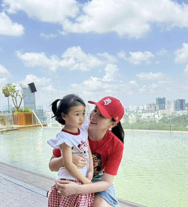 Soi chuyện con cái của cặp bạn thân là phú bà VBiz, phát hiện điểm chung thú vị: Đã giàu sụ còn dạy con khéo thế này- Ảnh 4.