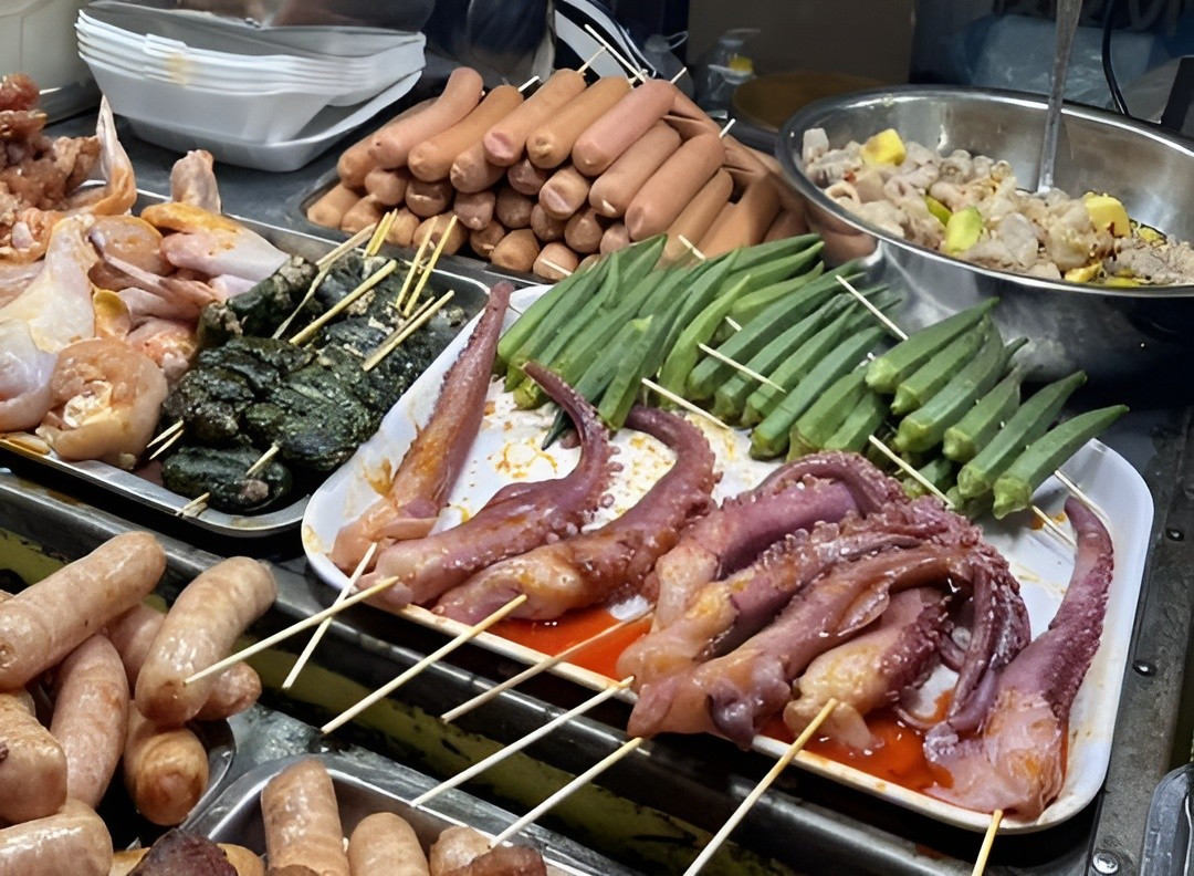 Hàng xiên que vỉa hè ở Đà Nẵng bị tố ‘chặt chém’ khách nước ngoài- Ảnh 2.