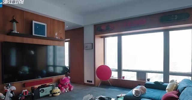 Chung Hân Đồng sống thế nào sau vụ lộ ảnh nóng với Trần Quán Hy, bị chồng bác sĩ ruồng bỏ, trai trẻ tống tiền?- Ảnh 6.