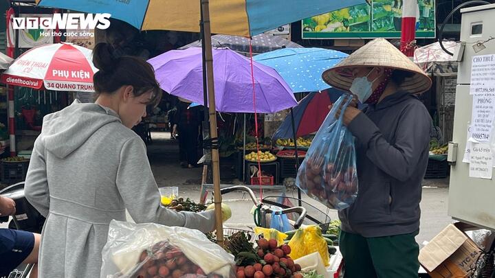 Hà Nội ‘tạm biệt’ túi nilon dùng một lần: Lộ trình xanh đã bắt đầu- Ảnh 1.
