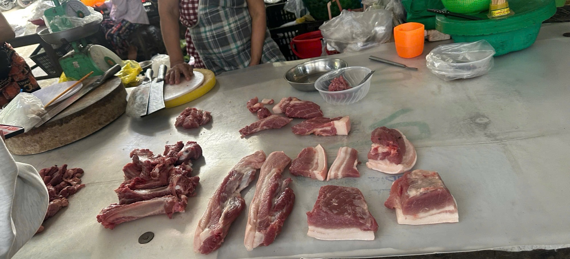 Nhiều người nhiễm liên cầu khuẩn lợn, quán bún ở Huế chuyển sang bán bún bò- Ảnh 1.