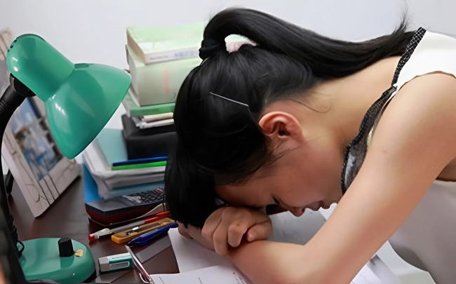 "Con thông minh, khá giỏi, chưa lúc nào tôi nghĩ con lại như thế" - Chia sẻ của bà mẹ Hà Nội khiến ai đọc cũng khuyên chị nên tỉnh táo lên- Ảnh 2.