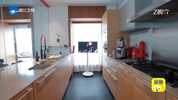 Chung Hân Đồng sống thế nào sau vụ lộ ảnh nóng với Trần Quán Hy, bị chồng bác sĩ ruồng bỏ, trai trẻ tống tiền?- Ảnh 7.