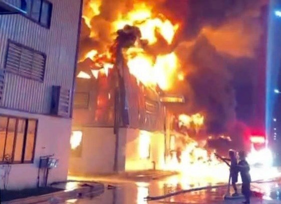 Hải Phòng: Cứu 4 người mắc kẹt trong vụ hỏa hoạn, dập lửa cháy kho xưởng 900m2- Ảnh 1.