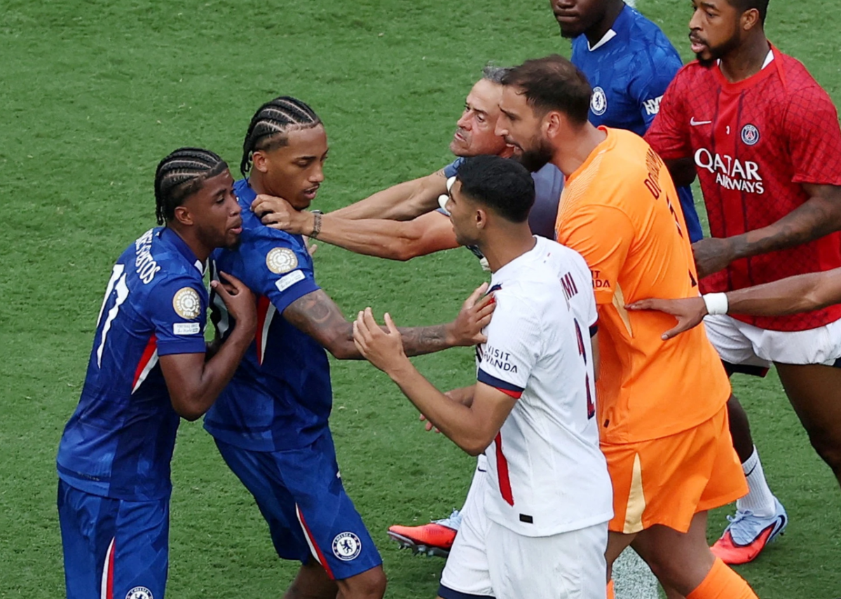 Xô xát căng quá: HLV PSG Luis Enrique lao vào tát thẳng mặt, bóp cổ tiền đạo Chelsea sau thất bại bẽ bàng- Ảnh 2.