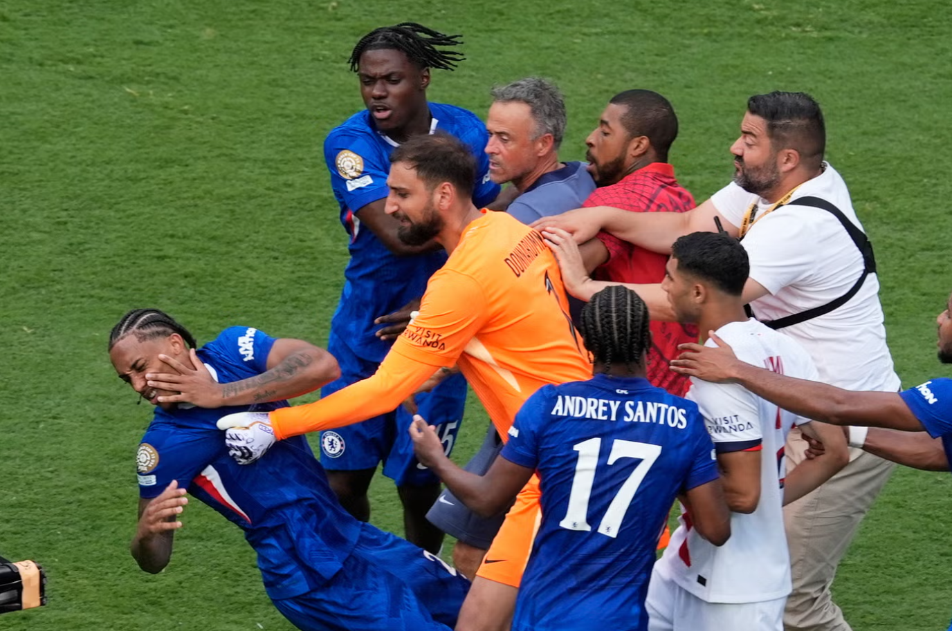 Xô xát căng quá: HLV PSG Luis Enrique lao vào tát thẳng mặt, bóp cổ tiền đạo Chelsea sau thất bại bẽ bàng- Ảnh 4.