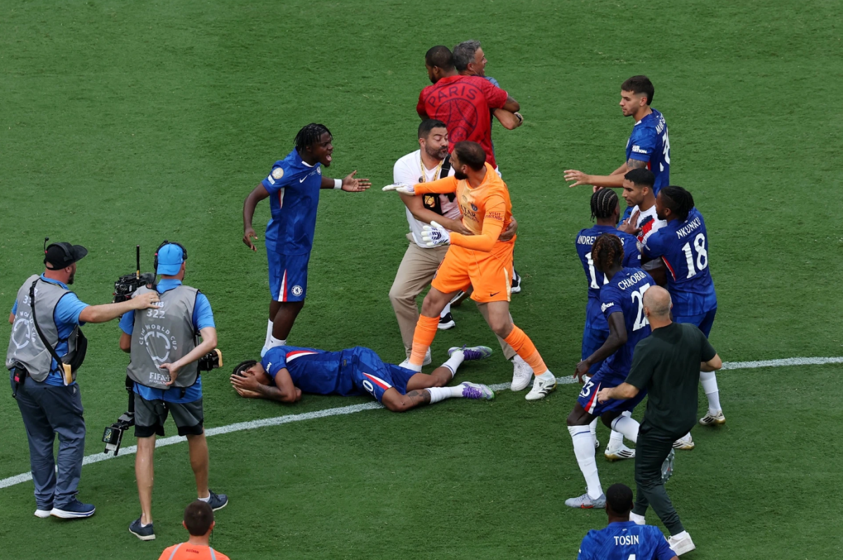 Xô xát căng quá: HLV PSG Luis Enrique lao vào tát thẳng mặt, bóp cổ tiền đạo Chelsea sau thất bại bẽ bàng- Ảnh 5.