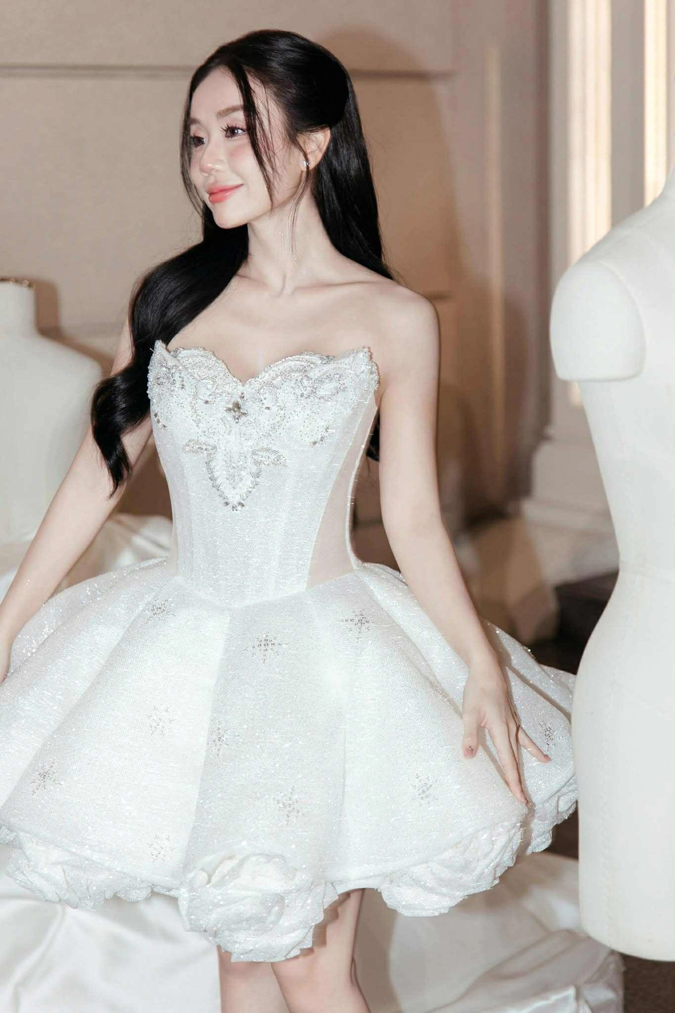 Cindy Lư gái 2 con sở hữu sắc vóc gái son phải mơ ước: Có 5 bí quyết đáng học hỏi để tự tin diện từ croptop bé xíu đến bikini cắt xẻ táo bạo- Ảnh 2.