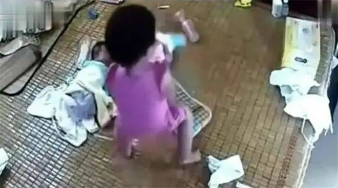 Mẹ trẻ vội đi vệ sinh, để con gái 5 tuổi trông cặp sinh đôi mới đầy tháng và bi kịch đã xảy ra ngay sau đó- Ảnh 2.