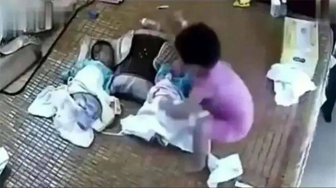 Mẹ trẻ vội đi vệ sinh, để con gái 5 tuổi trông cặp sinh đôi mới đầy tháng và bi kịch đã xảy ra ngay sau đó- Ảnh 1.