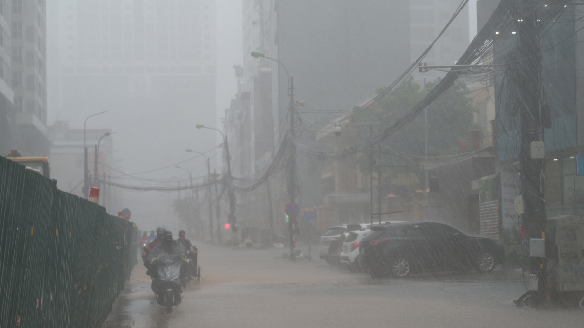 Hà Nội mưa trắng trời, cảnh báo nguy cơ ngập úng giờ tan tầm: Ai ra đường cần hết sức lưu ý!- Ảnh 2.