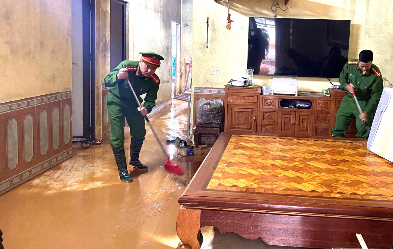 Công an Lào Cai căng mình di dời người và tài sản của người dân khỏi vùng sạt lở- Ảnh 10.
