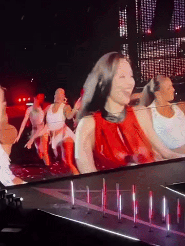 Nữ idol gây sốt toàn cầu với 3s khoe ngực ở concert, sau sân khấu ném 1 quả bowling cũng hút 65 triệu view- Ảnh 1.
