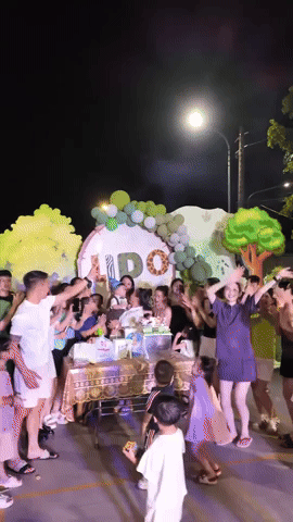 Vợ chồng Quang Hải làm sinh nhật to nhất làng cho con trai, gây sốt khi quyên tặng toàn bộ quà cho các bệnh nhi- Ảnh 1.