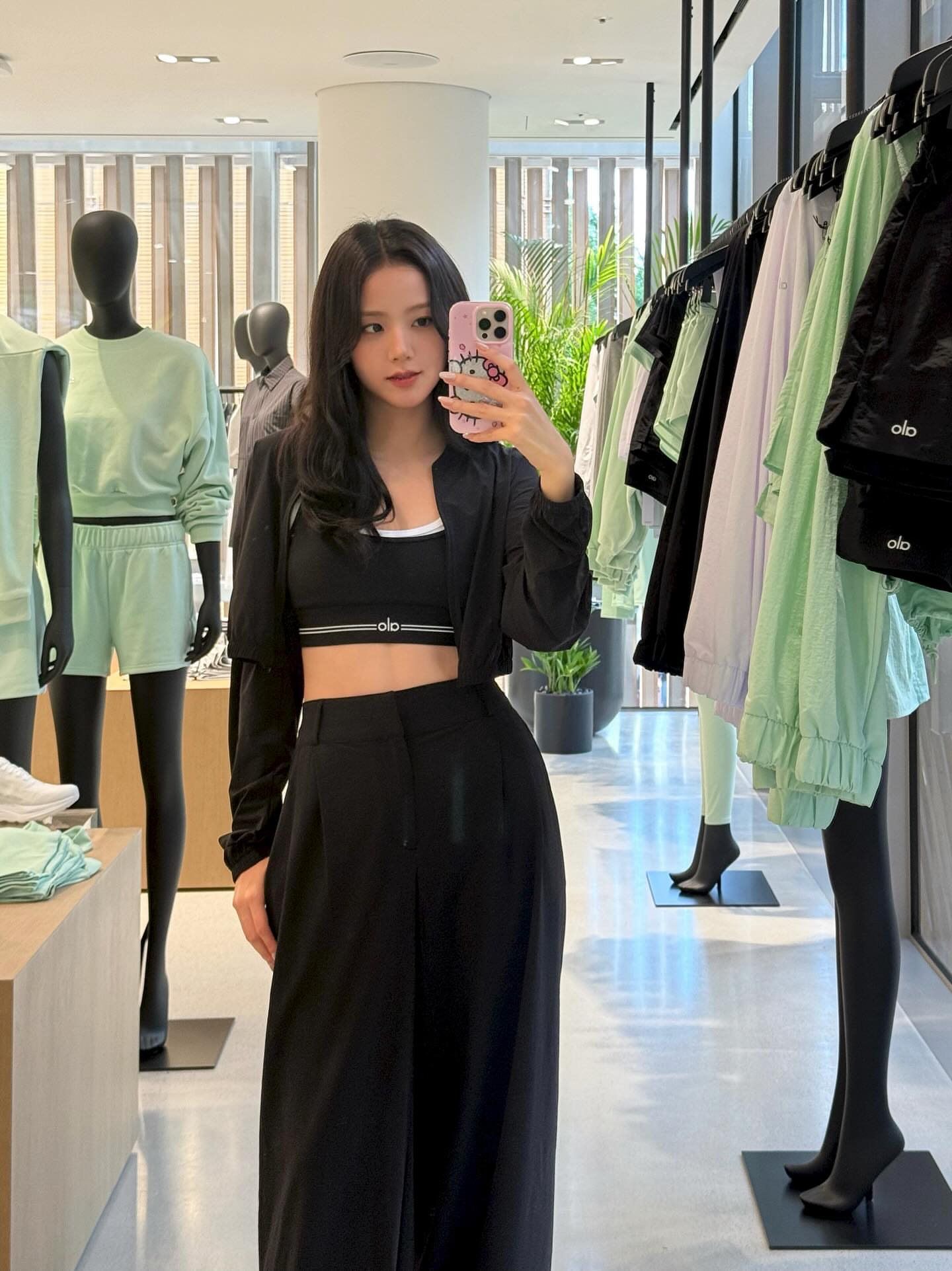Jisoo mặc đồ tập lên trình diễn, không một ai chê!- Ảnh 6.