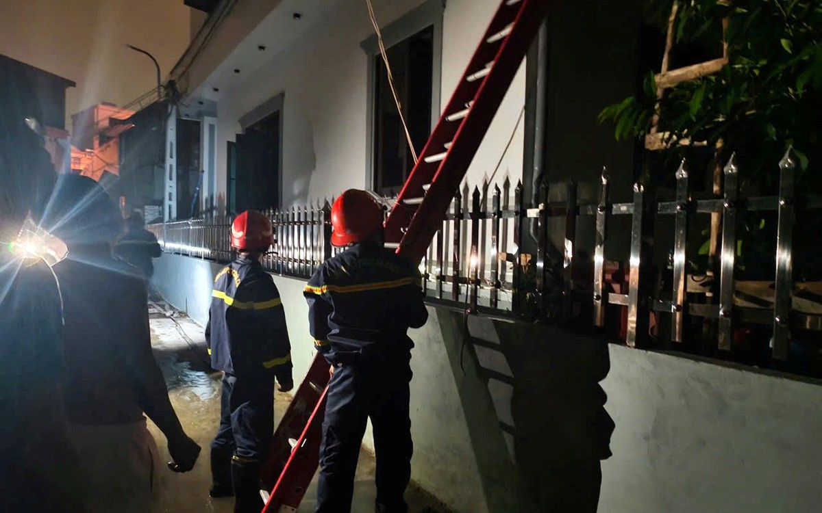 Hải Phòng: Cứu 4 người mắc kẹt trong vụ hỏa hoạn, dập lửa cháy kho xưởng 900m2- Ảnh 2.