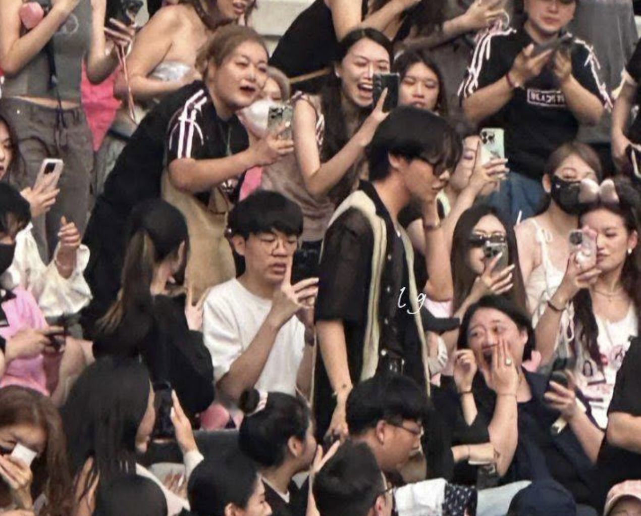 3 chàng trai xuất hiện làm náo loạn concert BLACKPINK tại Mỹ: Bruno Mars bị giật spotlight bởi 2 thành viên BTS- Ảnh 3.