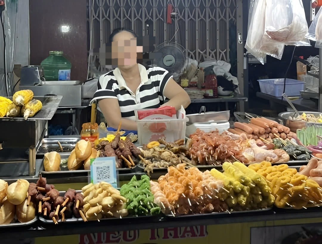 Hàng xiên que vỉa hè ở Đà Nẵng bị tố ‘chặt chém’ khách nước ngoài- Ảnh 1.