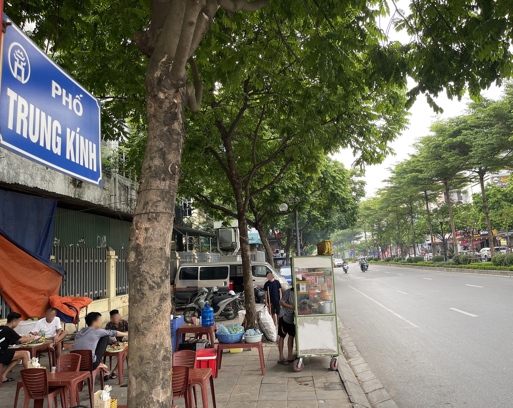 Vỉa hè Hà Nội tiếp tục bị “nuốt chửng” bởi hàng quán, người đi bộ xuống lòng đường nhường cho... người đi nhậu- Ảnh 2.