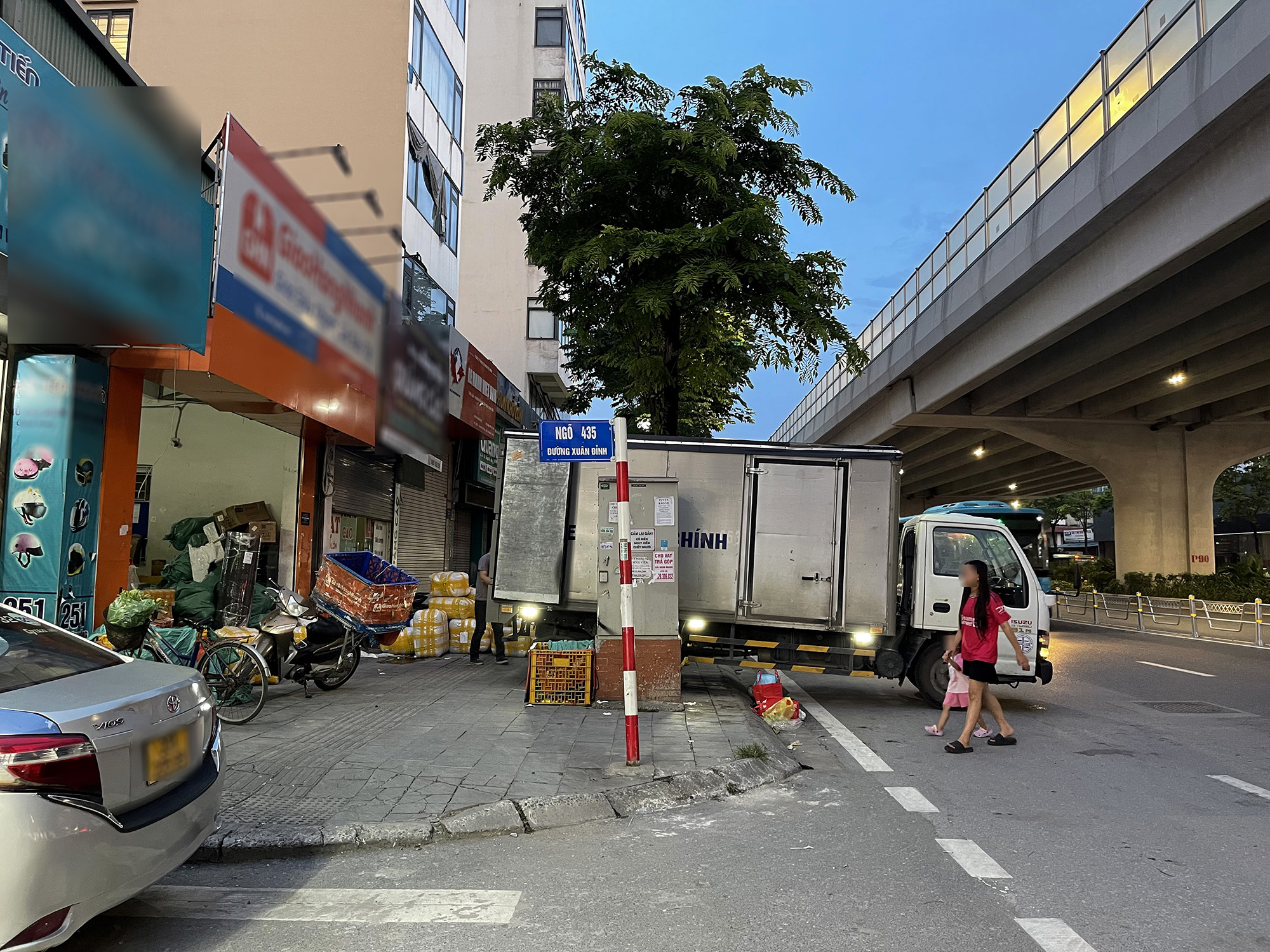 Vỉa hè Hà Nội tiếp tục bị “nuốt chửng” bởi hàng quán, người đi bộ xuống lòng đường nhường cho... người đi nhậu- Ảnh 7.
