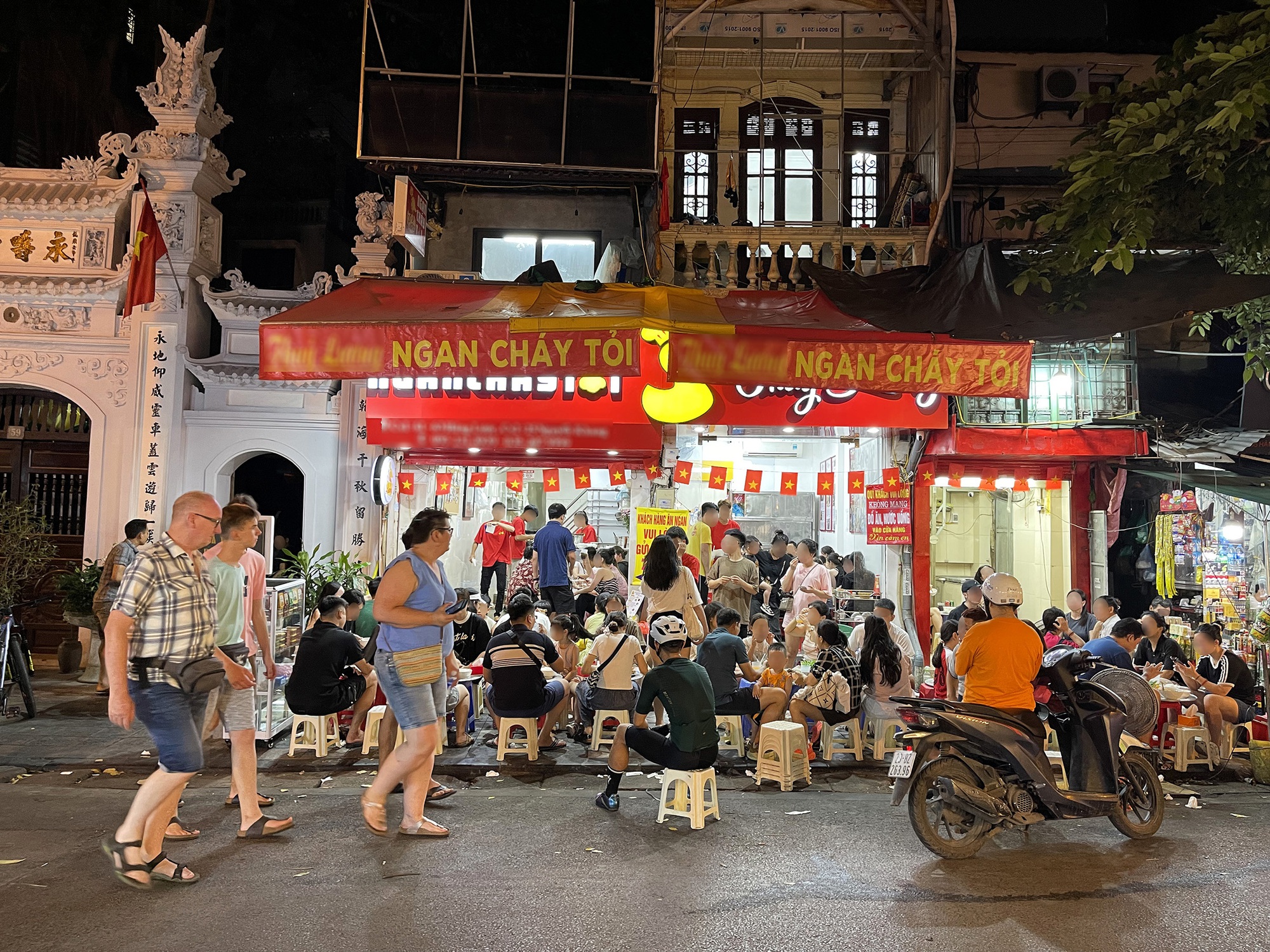 Vỉa hè Hà Nội tiếp tục bị “nuốt chửng” bởi hàng quán, người đi bộ xuống lòng đường nhường cho... người đi nhậu- Ảnh 9.