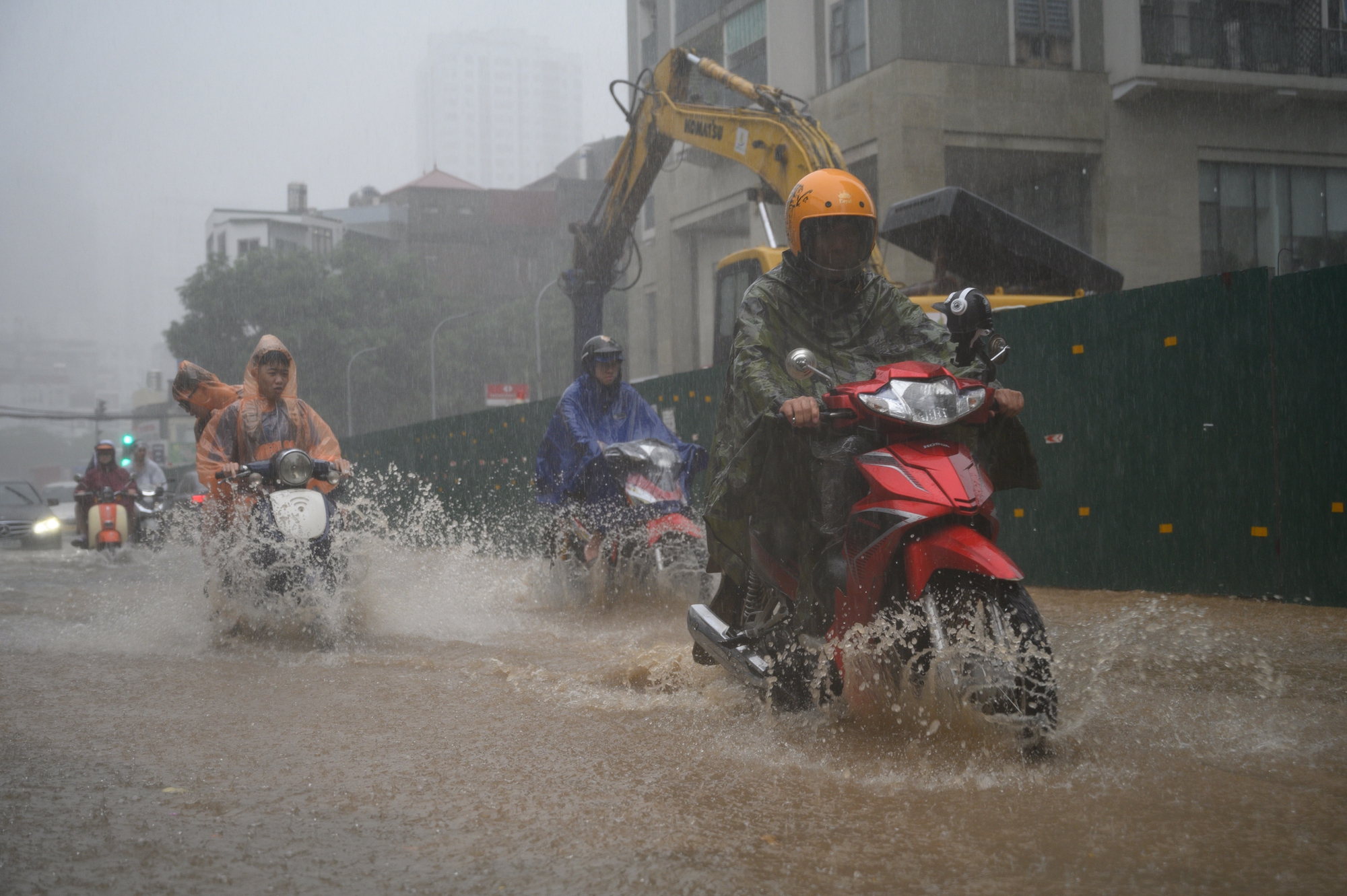 Hà Nội mưa trắng trời, cảnh báo nguy cơ ngập úng giờ tan tầm: Ai ra đường cần hết sức lưu ý!- Ảnh 7.
