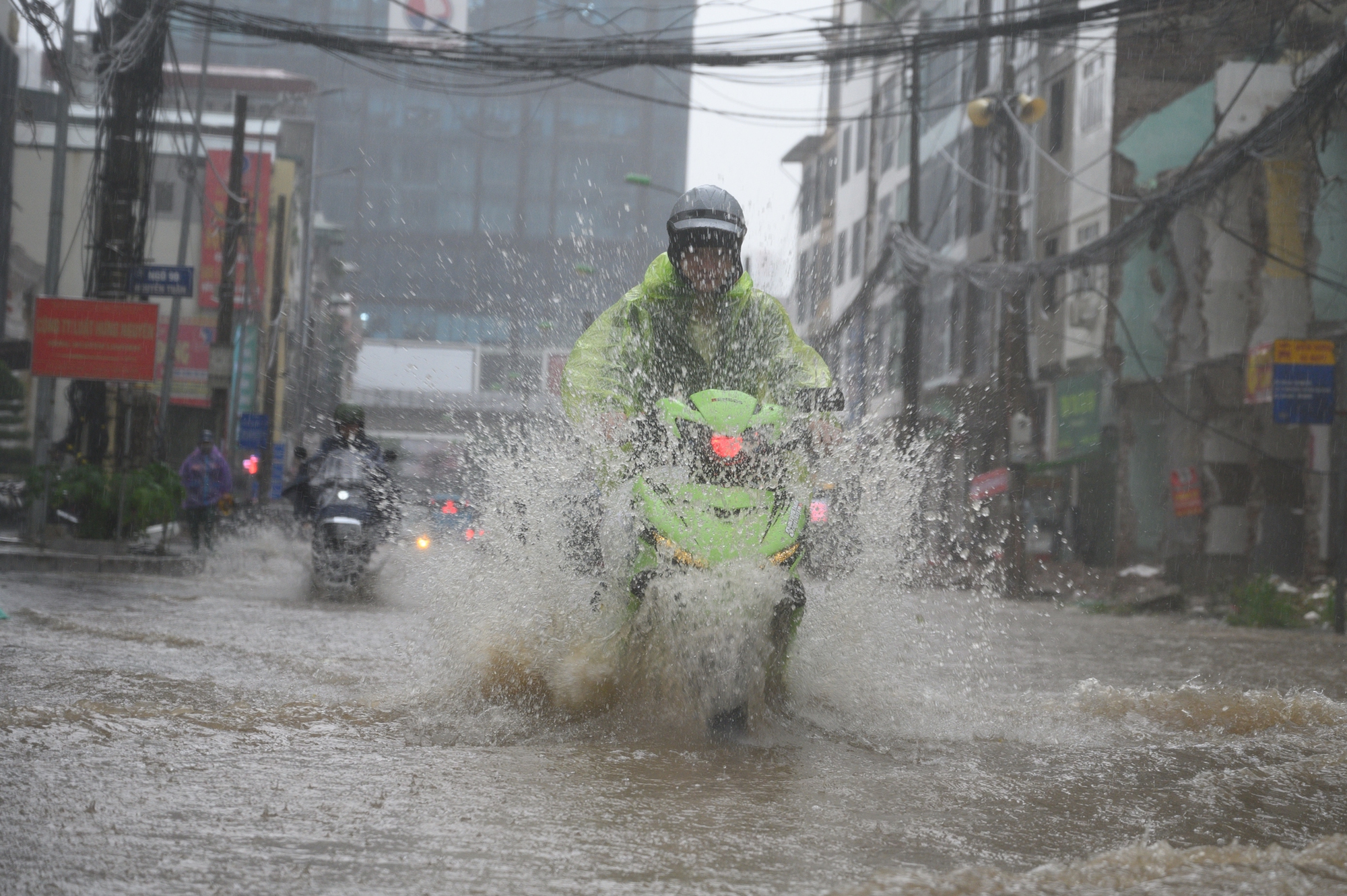 Hà Nội mưa trắng trời, cảnh báo nguy cơ ngập úng giờ tan tầm: Ai ra đường cần hết sức lưu ý!- Ảnh 4.