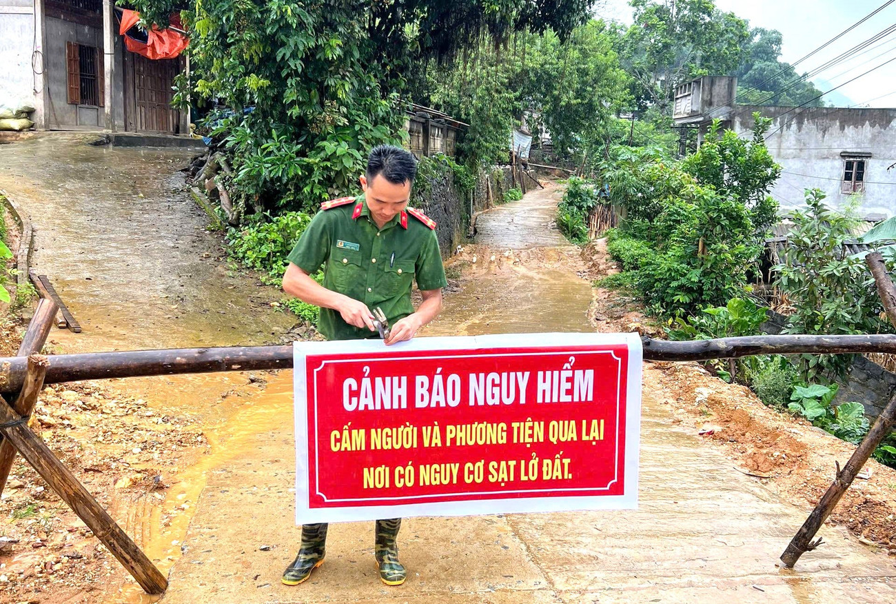 Công an Lào Cai căng mình di dời người và tài sản của người dân khỏi vùng sạt lở- Ảnh 8.