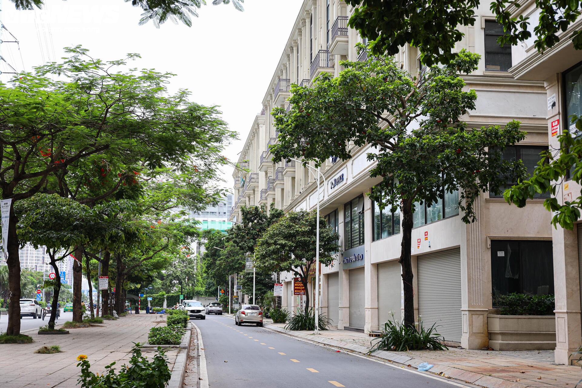 Shophouse giá chục tỷ đóng cửa im ỉm, hóa 'phố không người' trên đất vàng Hà Nội- Ảnh 1.
