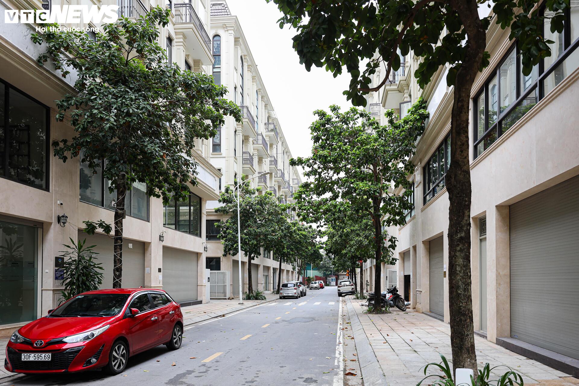 Shophouse giá chục tỷ đóng cửa im ỉm, hóa 'phố không người' trên đất vàng Hà Nội- Ảnh 5.