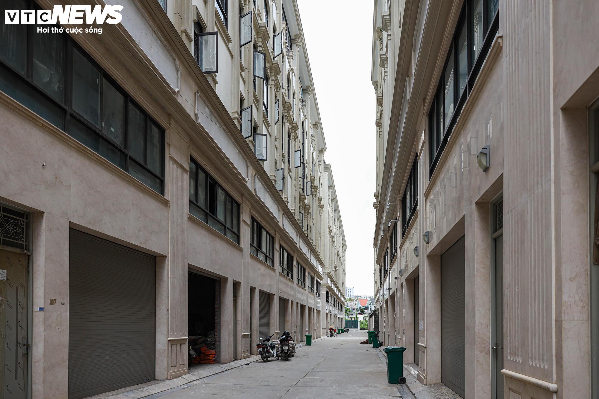 Shophouse giá chục tỷ đóng cửa im ỉm, hóa 'phố không người' trên đất vàng Hà Nội- Ảnh 6.