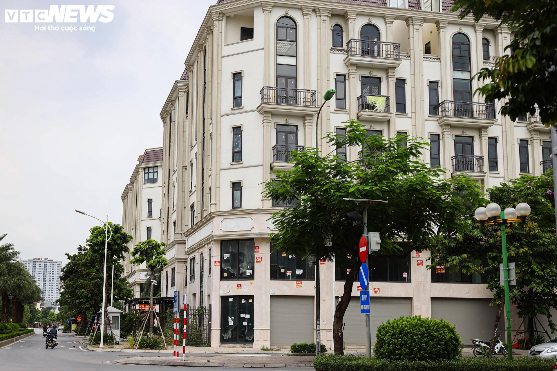 Shophouse giá chục tỷ đóng cửa im ỉm, hóa 'phố không người' trên đất vàng Hà Nội- Ảnh 2.