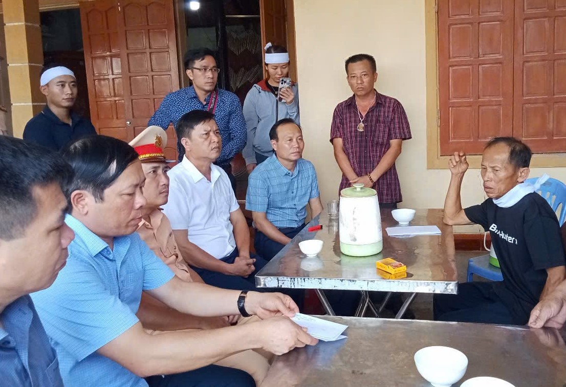 Xe ô tông 2 xe máy rồi lao xuống sông: 4 người gặp nạn trong một gia đình- Ảnh 1.